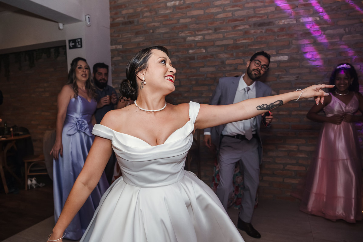 Festa de casamento no Espaço Goiabeira em São Paulo – fotos espontâneas e cheias de emoção.