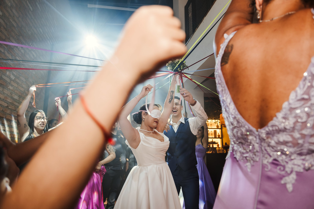 Festa de casamento no Espaço Goiabeira em São Paulo – fotos espontâneas e cheias de emoção.