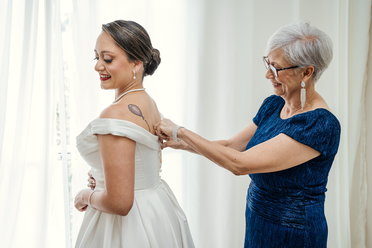 otógrafo de casamento em São Paulo – making of da noiva Beatriz no salão de beleza antes do casamento no Espaço Goiabeira.