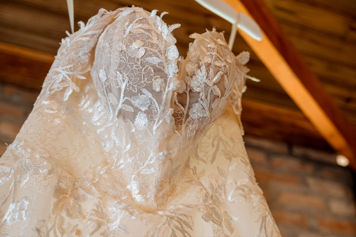 Decoração boho com arranjos florais, tons terrosos e elementos rústicos no casamento no Casarão La Vila, Mogi das Cruzes.