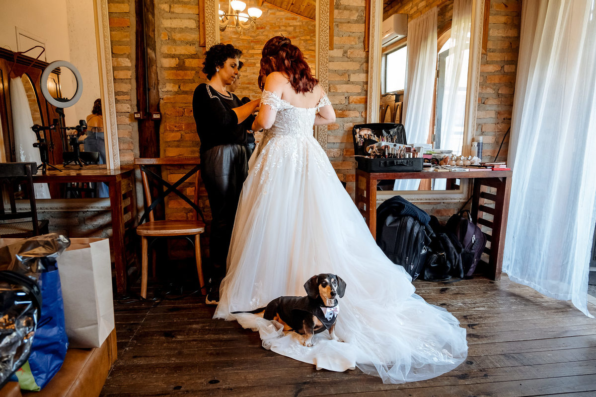 Fotografia do making of da noiva Andressa no casamento boho no Casarão La Vila, em Mogi das Cruzes, com luz natural e clima descontraído.