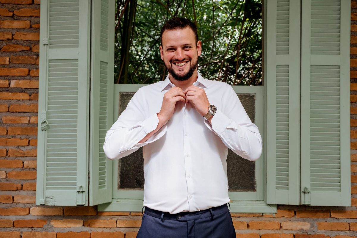 Registro do making of do noivo Ítalo no Casarão La Vila, em Mogi das Cruzes, antes da cerimônia de casamento boho.