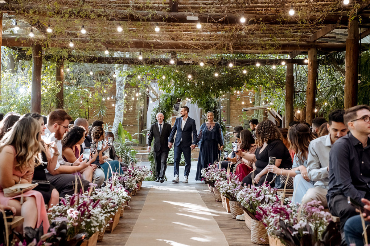 Cerimônia de casamento boho ao ar livre no Casarão La Vila, em Mogi das Cruzes, com entrada do cachorro levando as alianças.