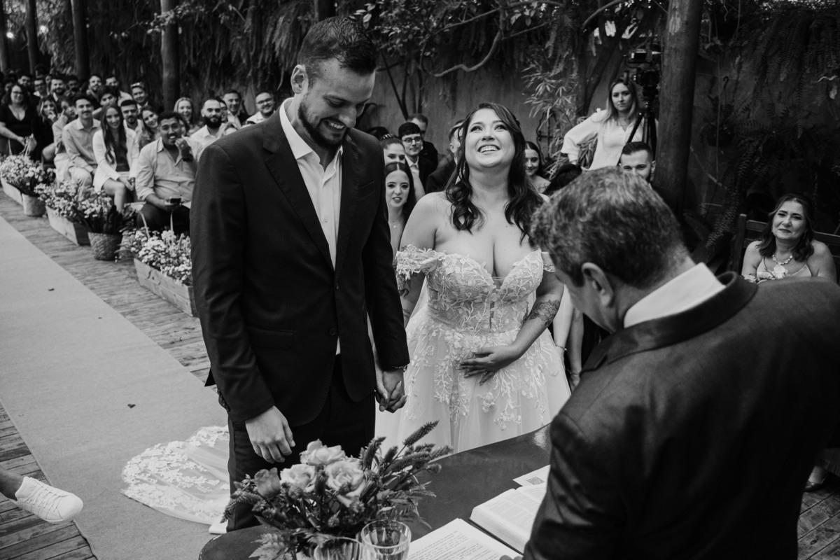 Cerimônia de casamento boho ao ar livre no Casarão La Vila, em Mogi das Cruzes, com entrada do cachorro levando as alianças.