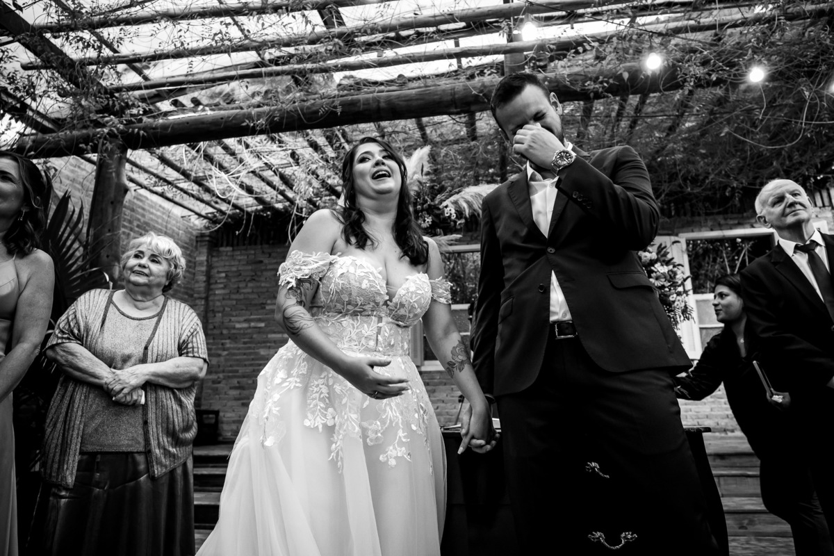 Cerimônia de casamento boho ao ar livre no Casarão La Vila, em Mogi das Cruzes, com entrada do cachorro levando as alianças.