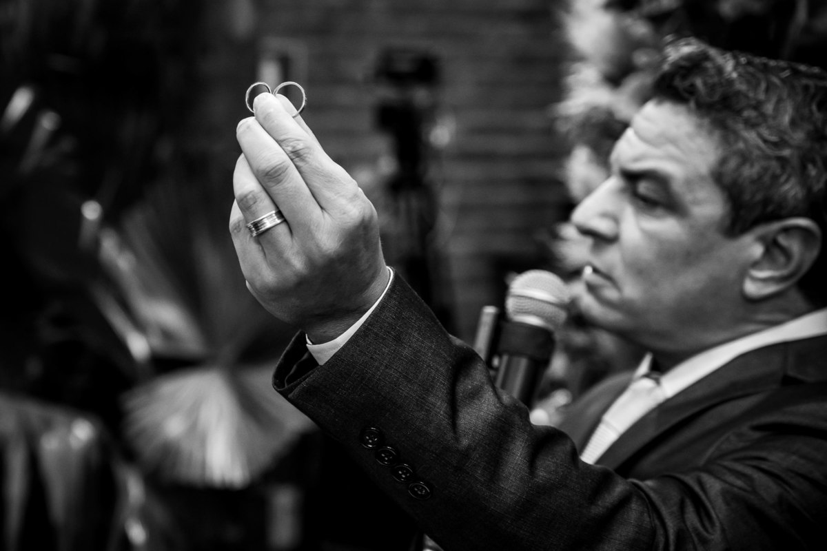 Cerimônia de casamento boho ao ar livre no Casarão La Vila, em Mogi das Cruzes, com entrada do cachorro levando as alianças.