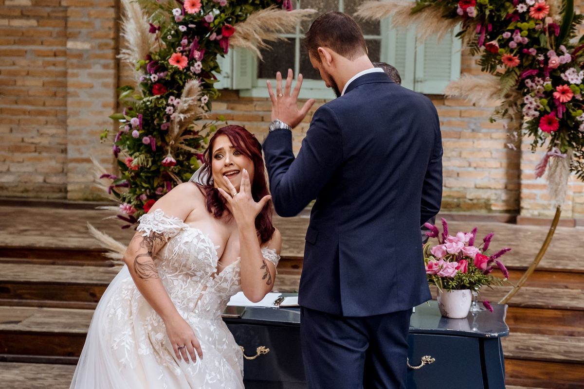 Cerimônia de casamento boho ao ar livre no Casarão La Vila, em Mogi das Cruzes, com entrada do cachorro levando as alianças.