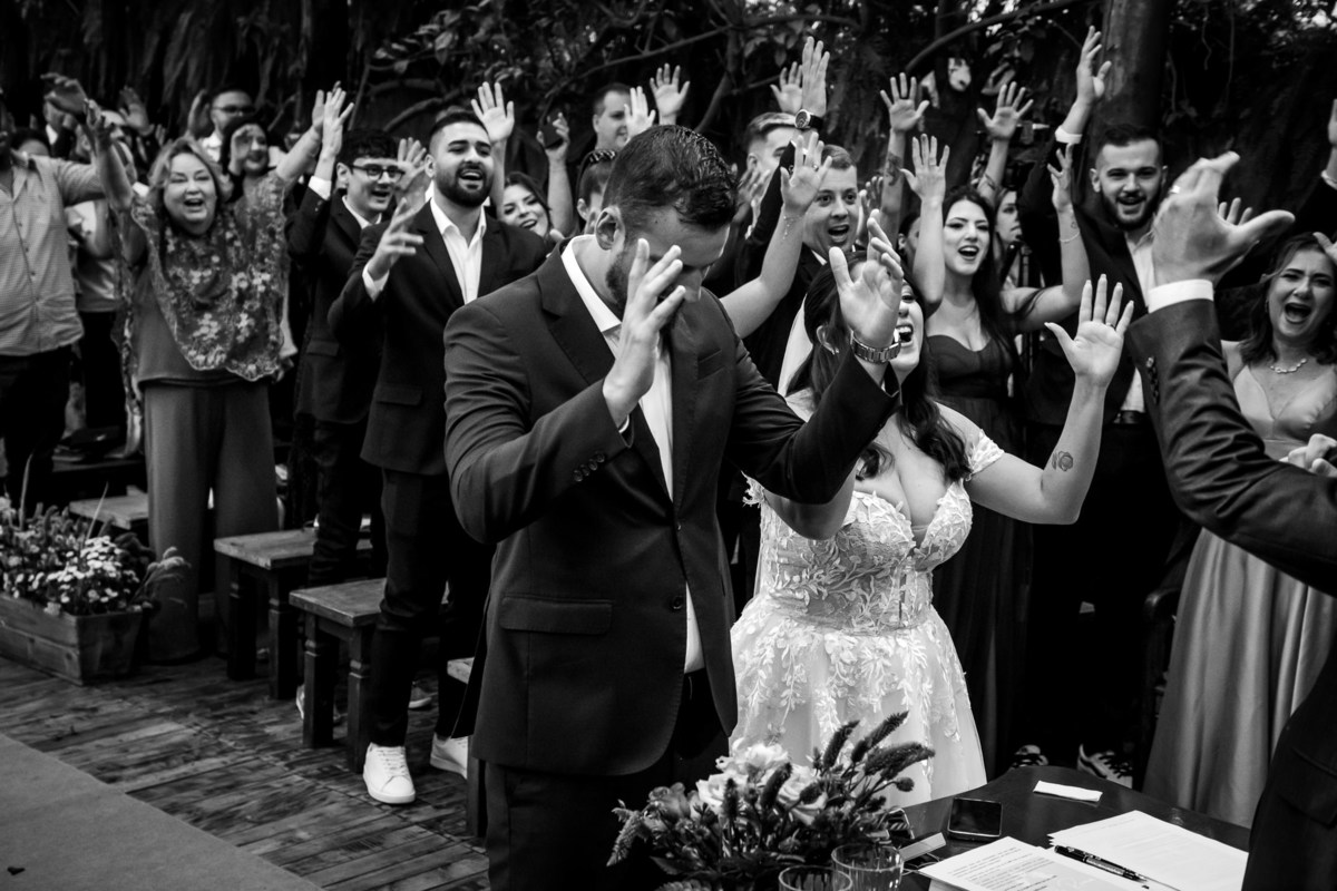 Cerimônia de casamento boho ao ar livre no Casarão La Vila, em Mogi das Cruzes, com entrada do cachorro levando as alianças.