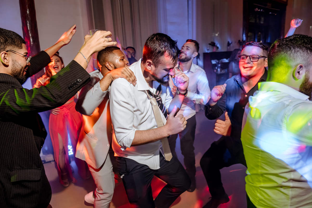 Festa animada de casamento no Casarão La Vila, Mogi das Cruzes, com pista cheia, convidados dançando e momentos de descontração.