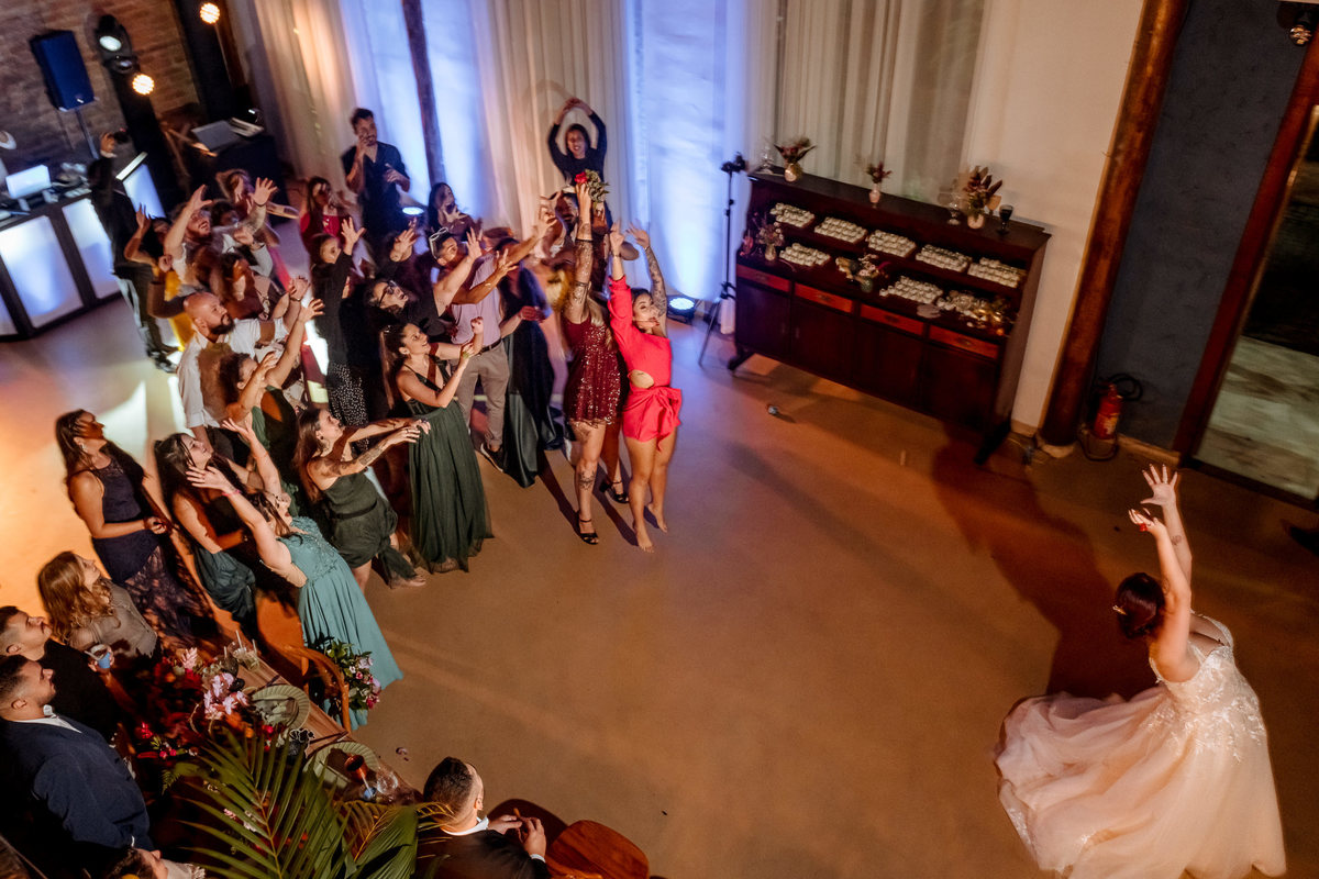 Festa animada de casamento no Casarão La Vila, Mogi das Cruzes, com pista cheia, convidados dançando e momentos de descontração.