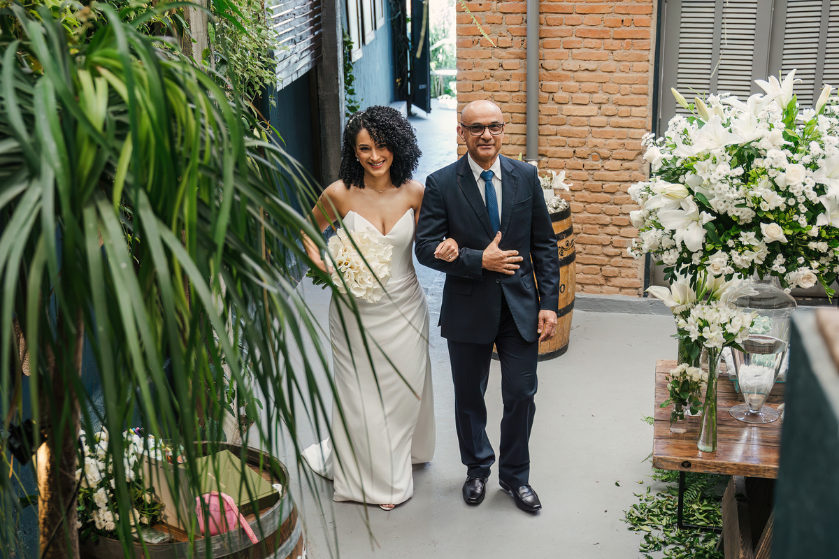 Entrada da noiva casamento intimista no Rincon Escondido em São Paulo