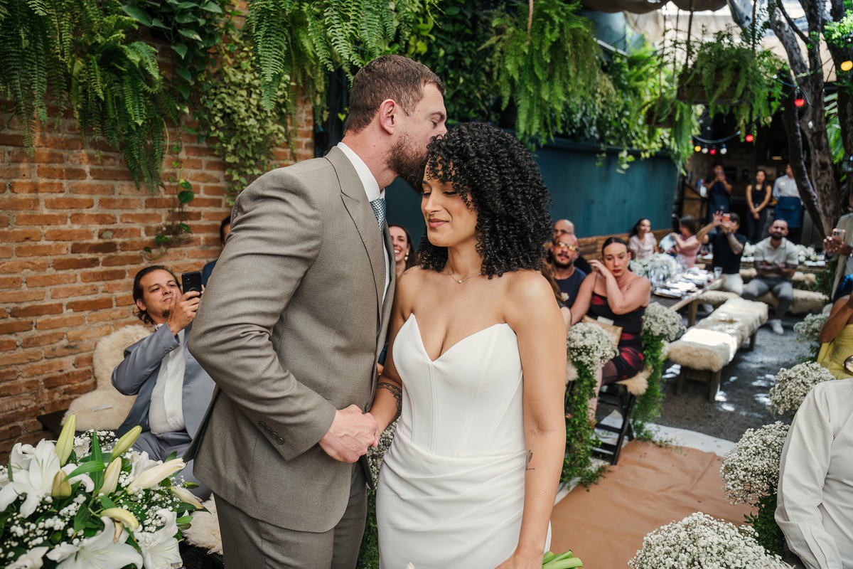 Noivos Mariana e Welber durante cerimônia de mini wedding em São Paulo