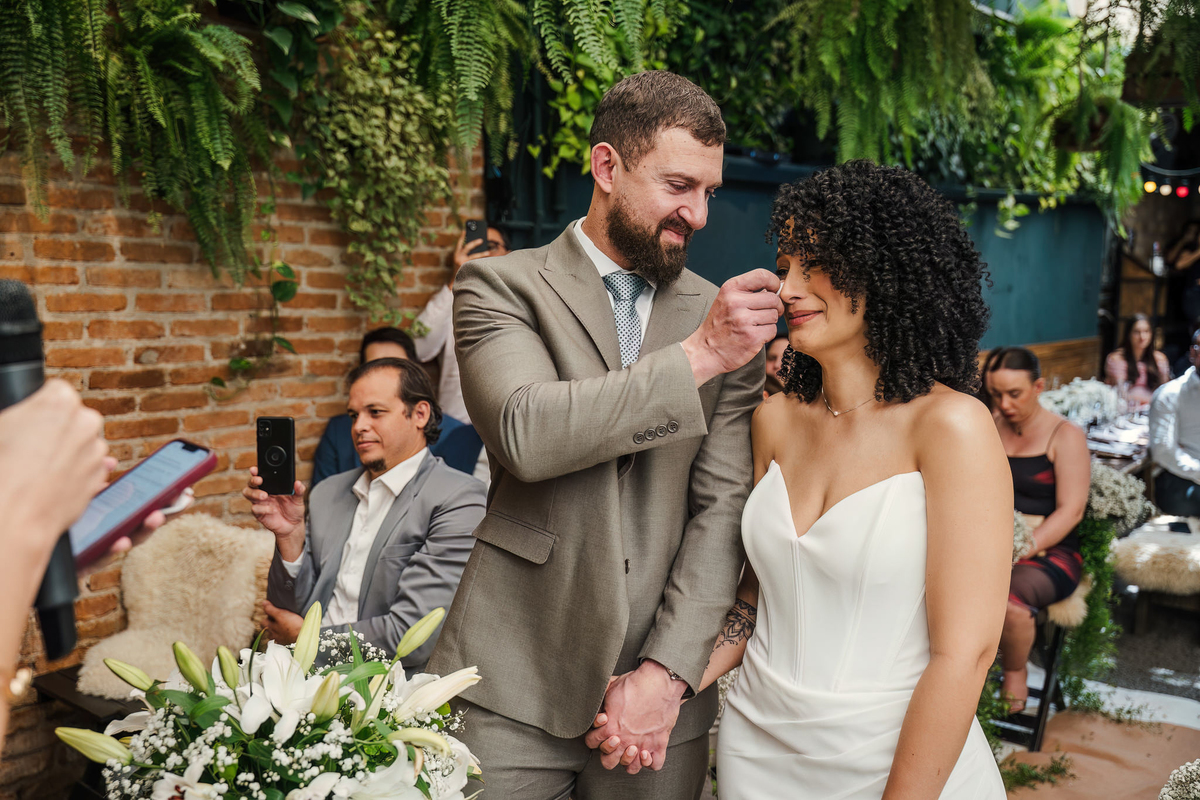 Fotógrafo de casamento em São Paulo registrando mini wedding no Rincon Escondido na Vila Madalena