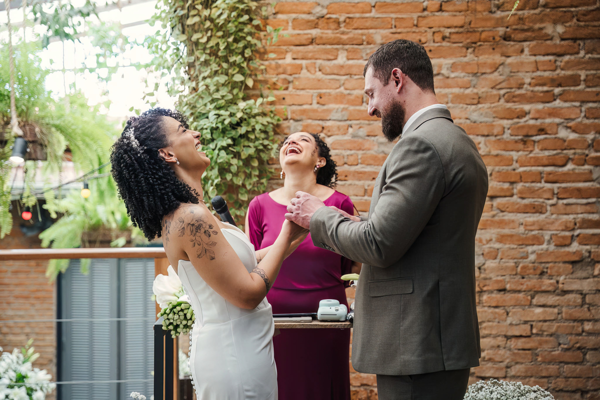 Fotógrafo de casamento em São Paulo registrando mini wedding no Rincon Escondido na Vila Madalena