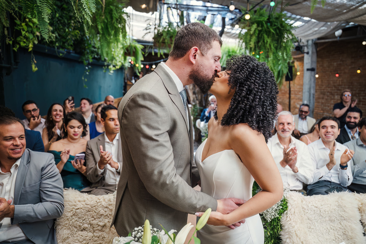beijo noivos Fotógrafo de casamento em São Paulo registrando mini wedding no Rincon Escondido na Vila Madalena