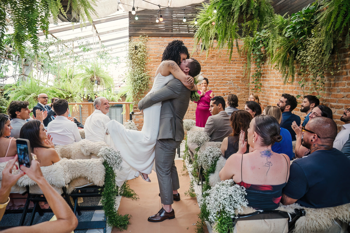 Fotógrafo de casamento em São Paulo registrando mini wedding no Rincon Escondido na Vila Madalena