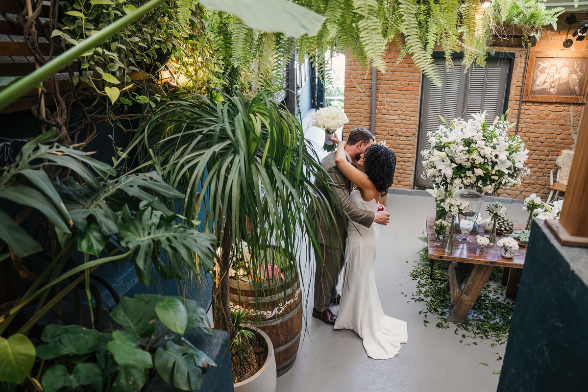 Fotógrafo de casamento em São Paulo registrando mini wedding no Rincon Escondido na Vila Madalena