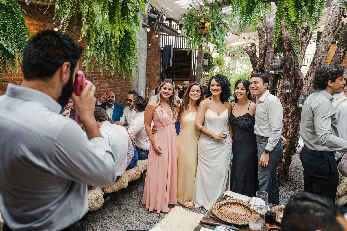 Fotógrafo de casamento em São Paulo registrando mini wedding no Rincon Escondido na Vila Madalena
