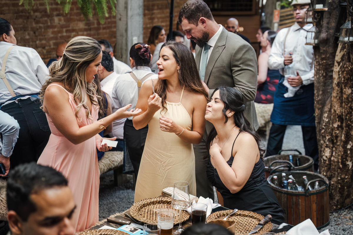 Fotógrafo de casamento em São Paulo registrando mini wedding no Rincon Escondido na Vila Madalena