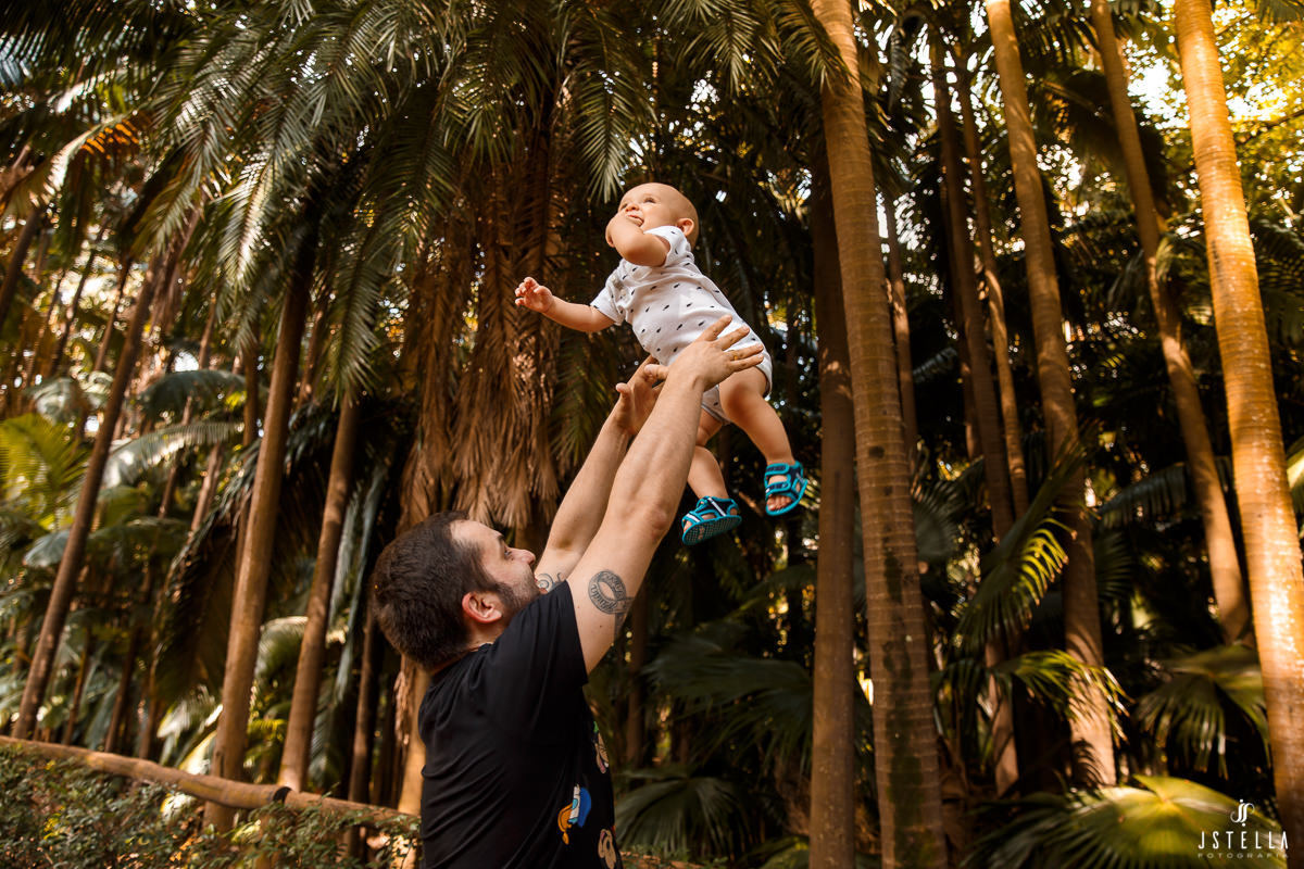 Pai jogando bebê pra cima