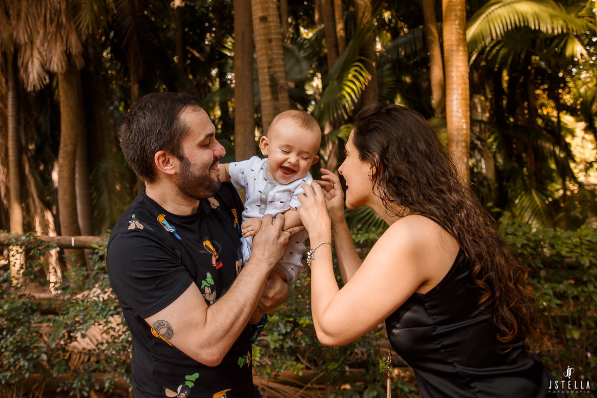 Pais brincando com bebê