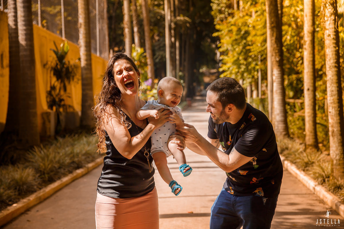 Bebê sorrindo com os pais