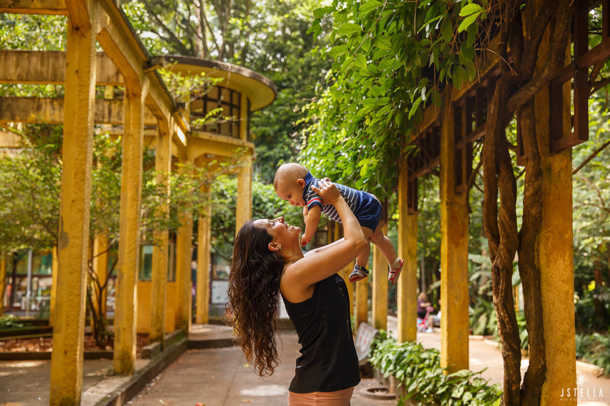 Mãe jogando bebê para cima