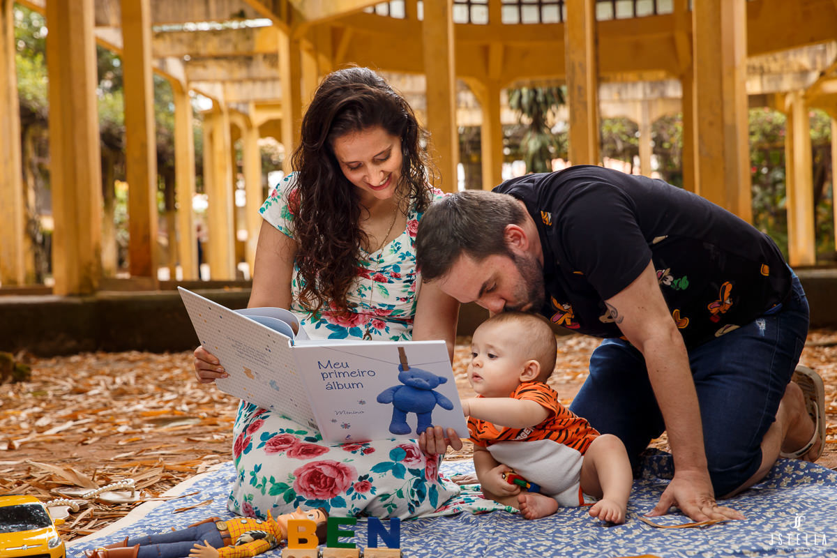 Mãe lendo história para bebê