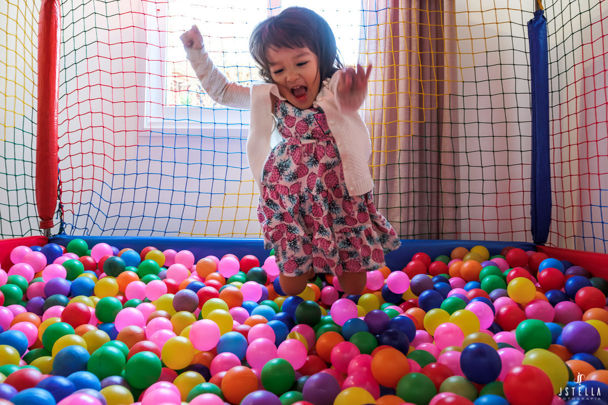 criança na piscina de bolinhas