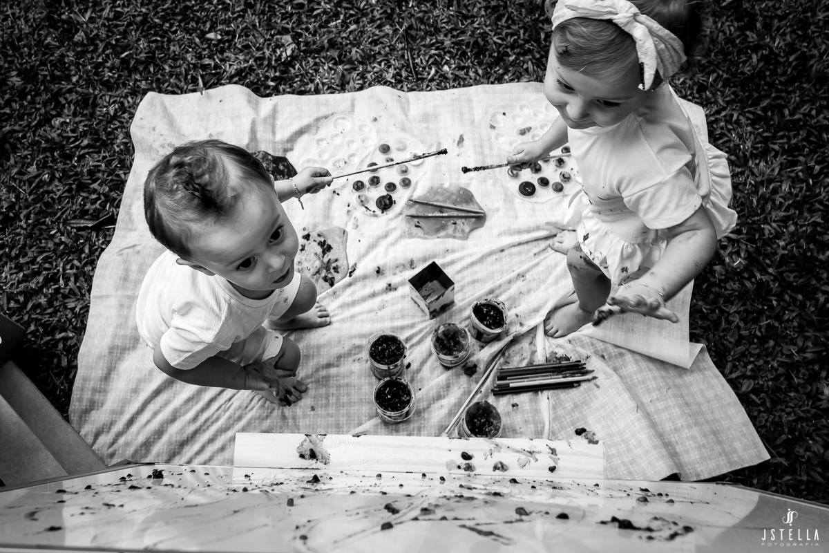irmãos brincando com tinta