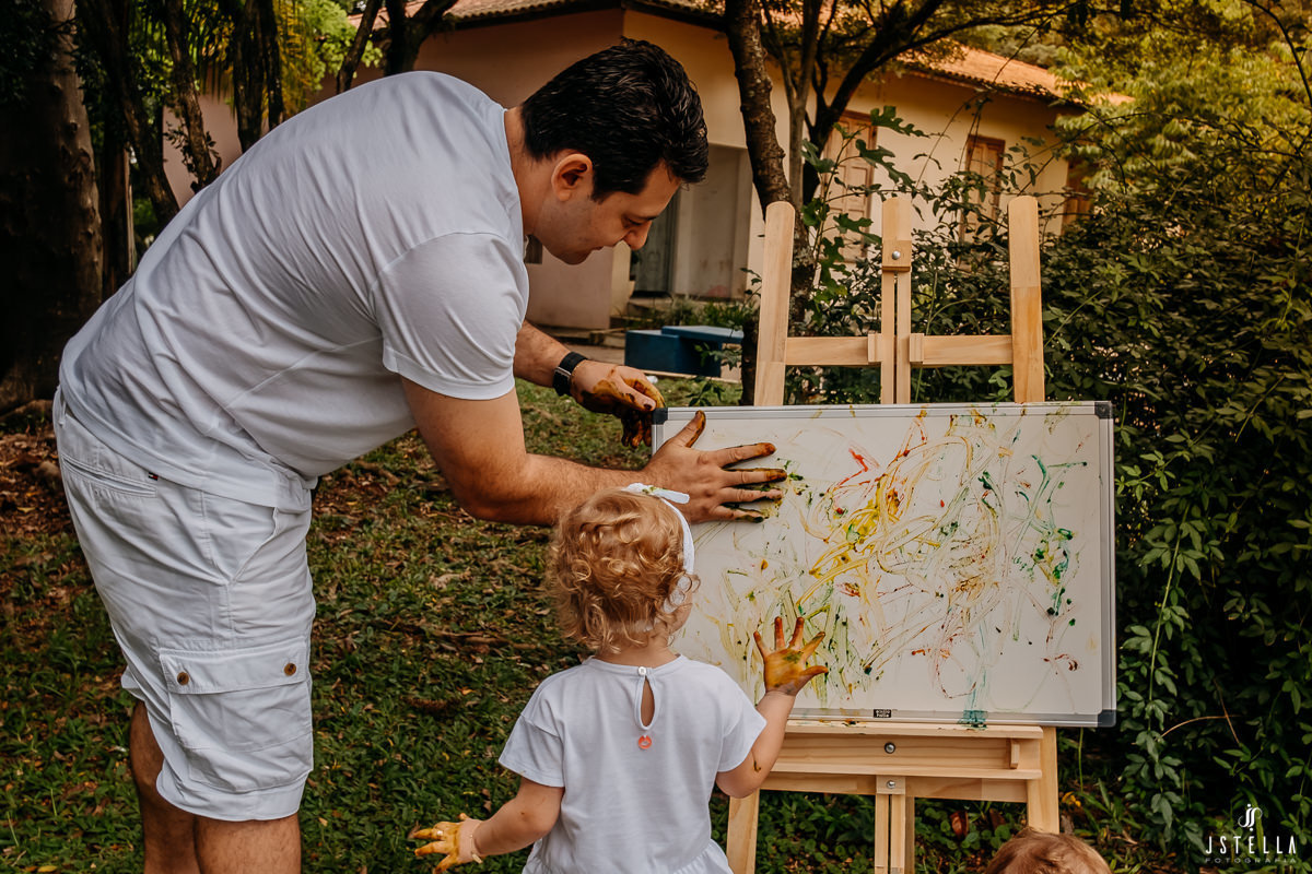 pai e filho desenhando em tela