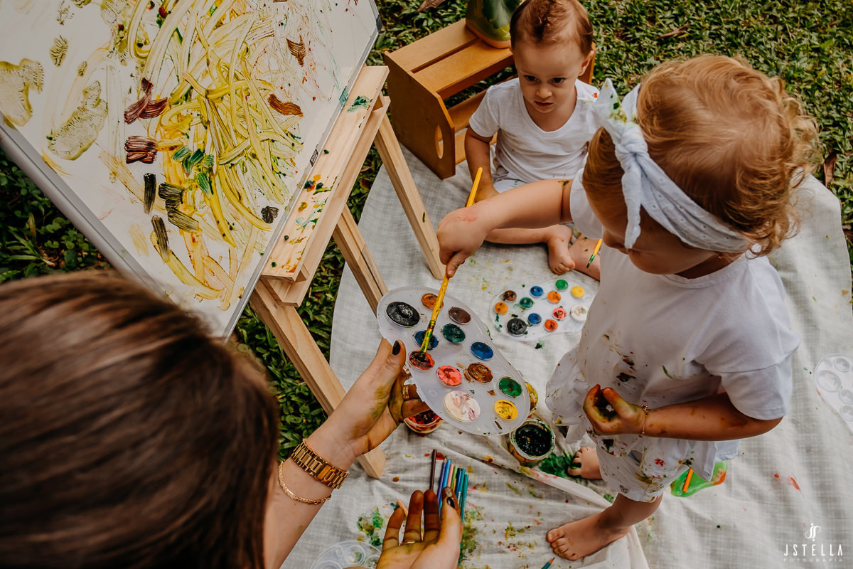 bebê pintando com aquarela