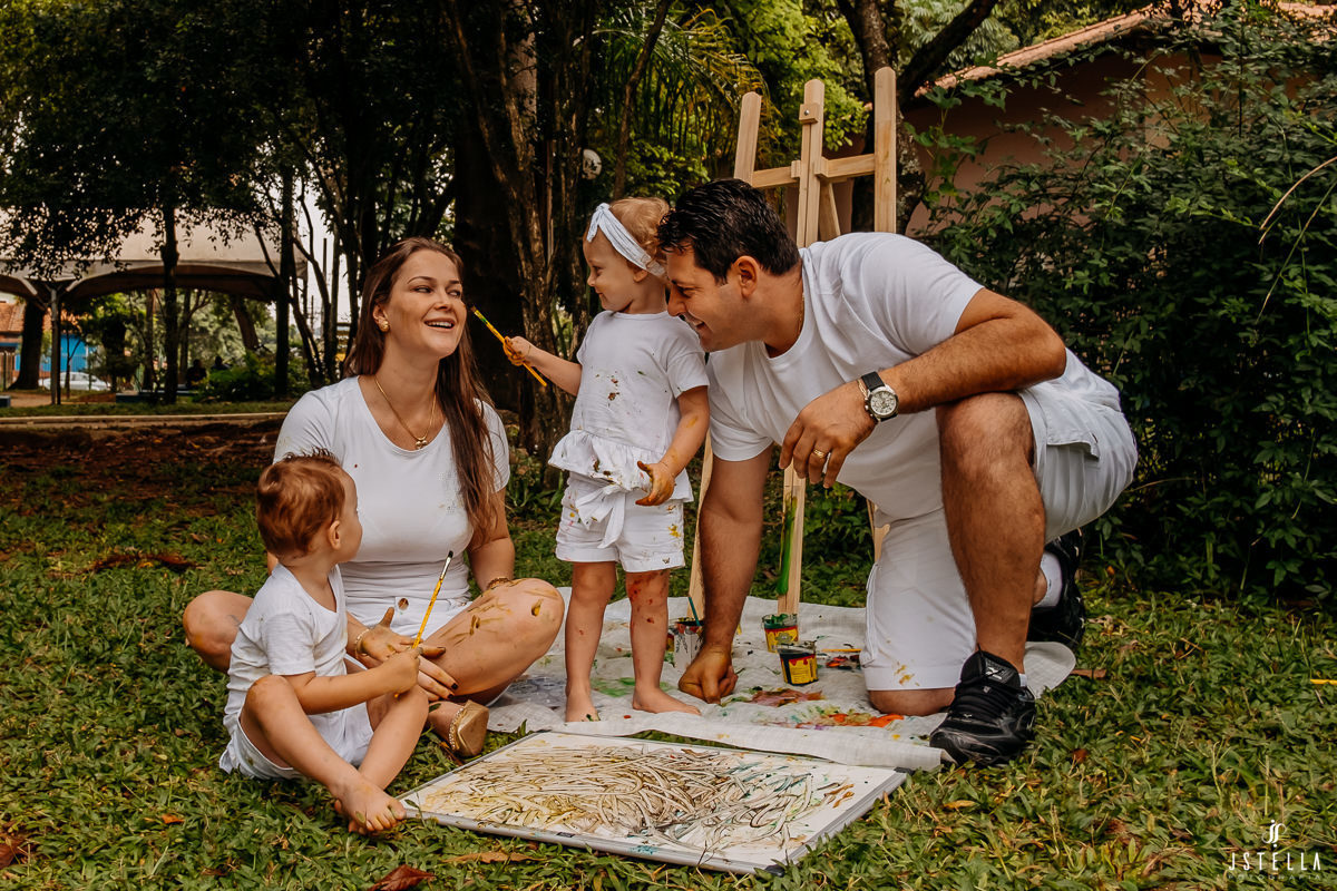 filha pintando rosto da mãe