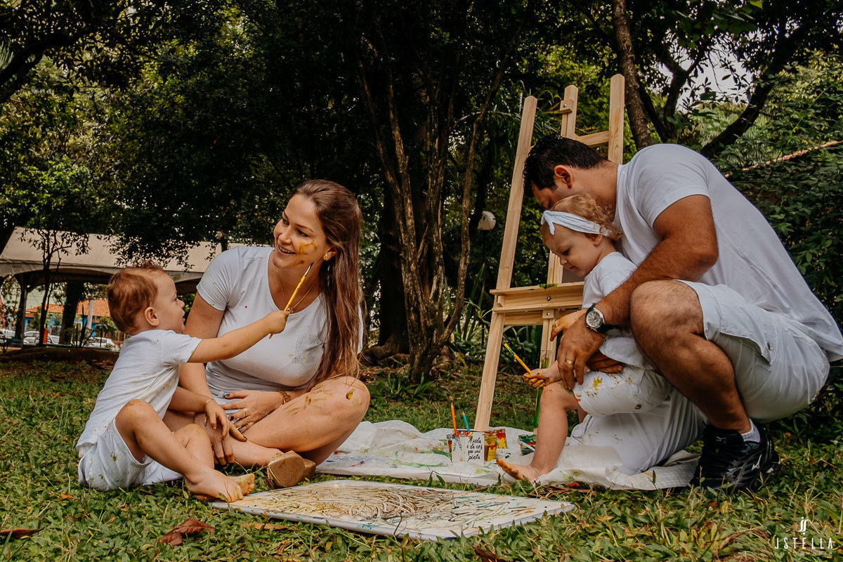 filho pintando rosto da mãe