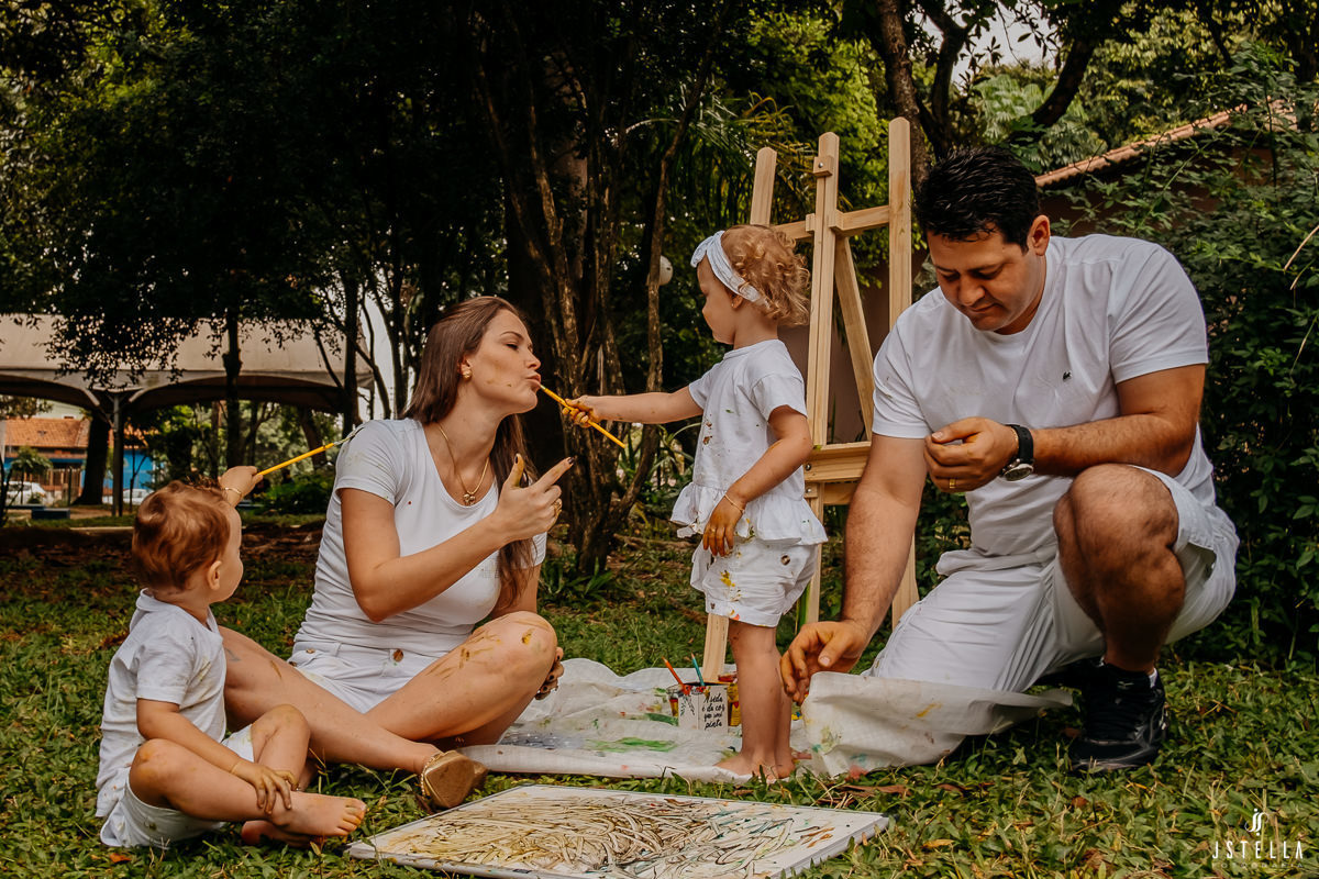 filha pintando rosto da mãe em ensaio