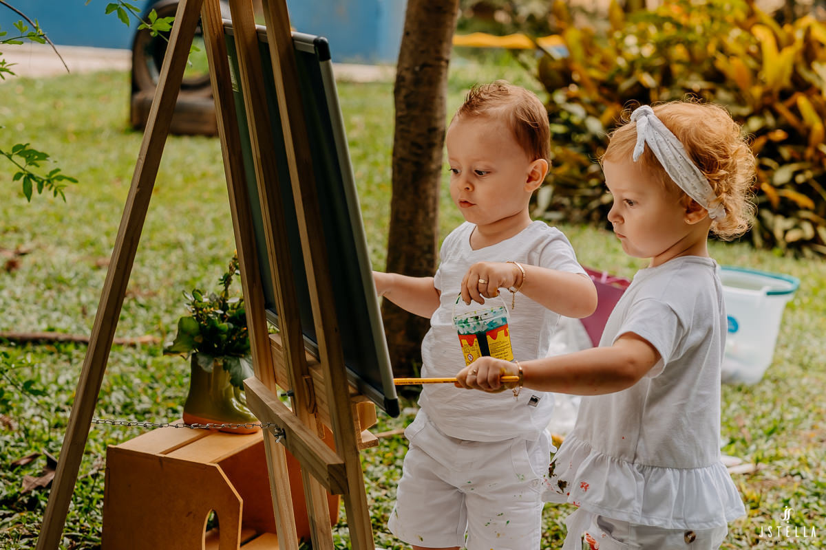 crianças pintando tela