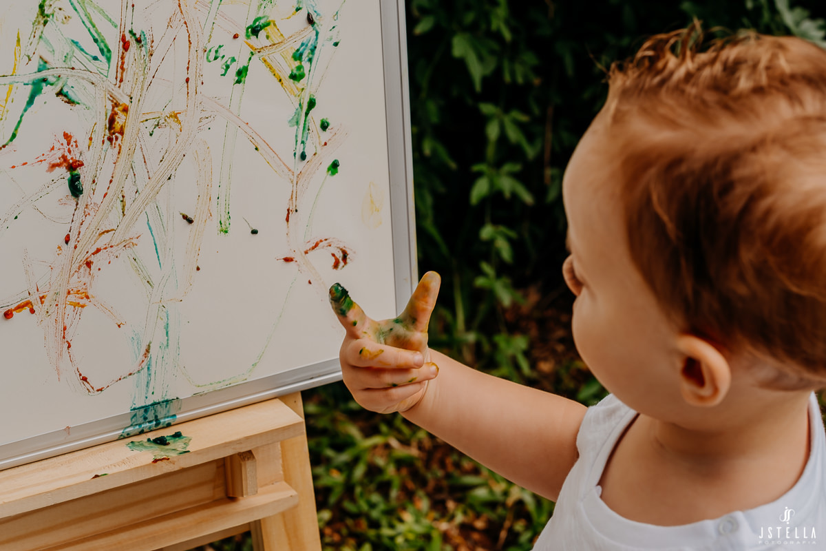 criança brincando com tinta