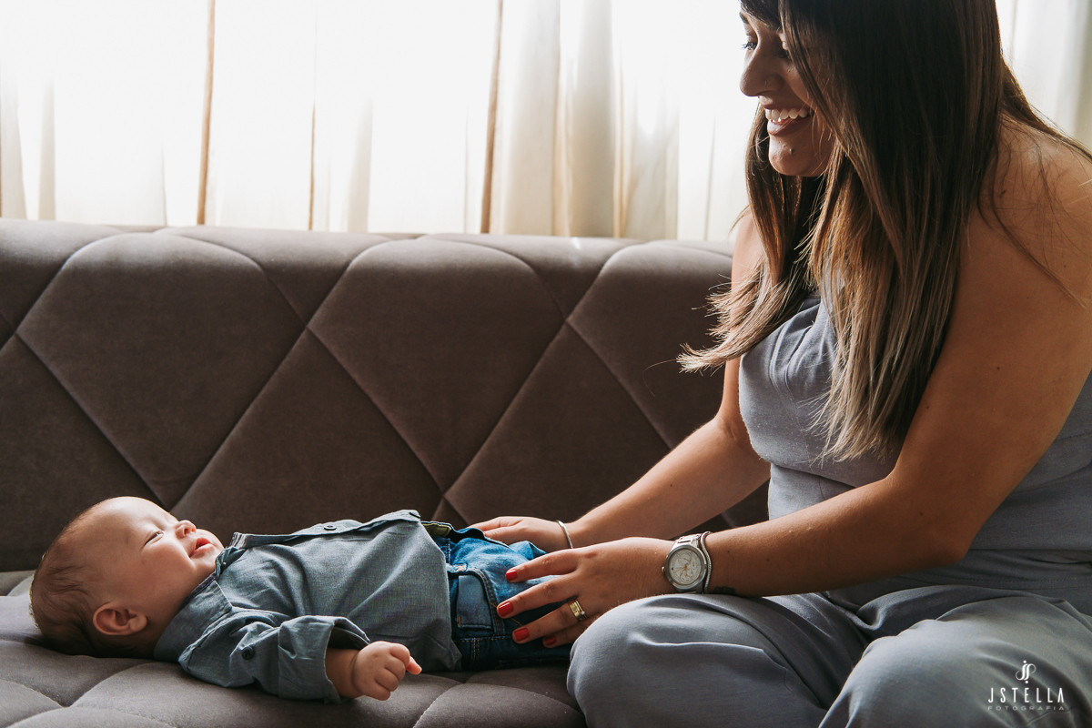 mamãe brincando com bebê