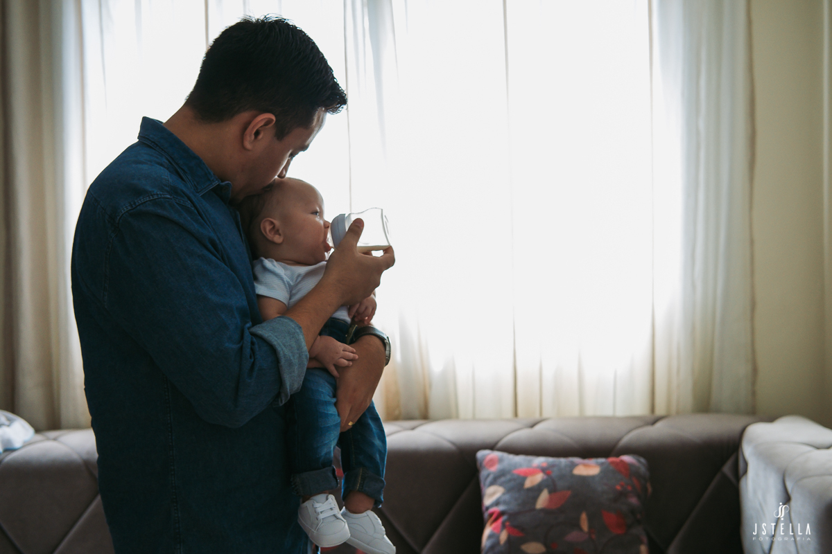 pai dando mamadeira para bebê