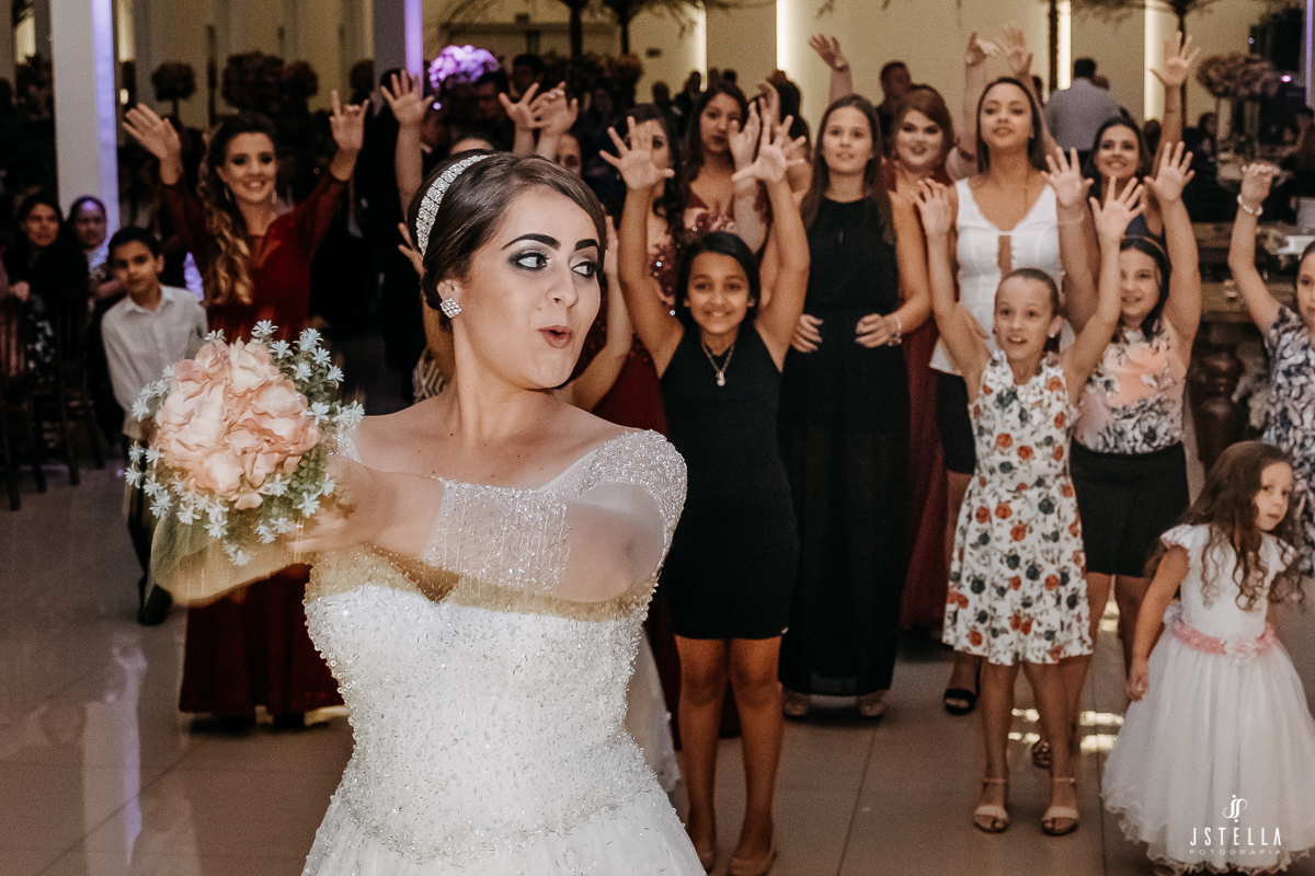 noiva jogando bouquet