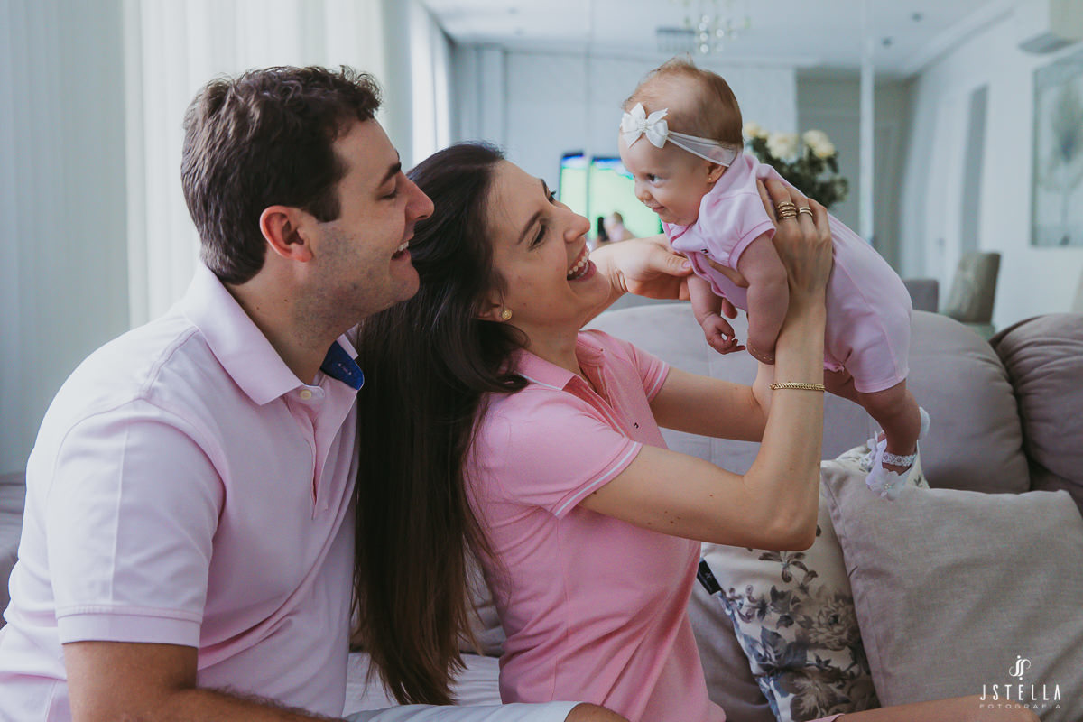 pais brincando com bebe