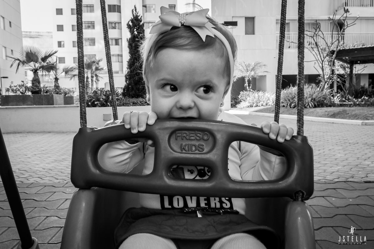  bebe mordendo balanço