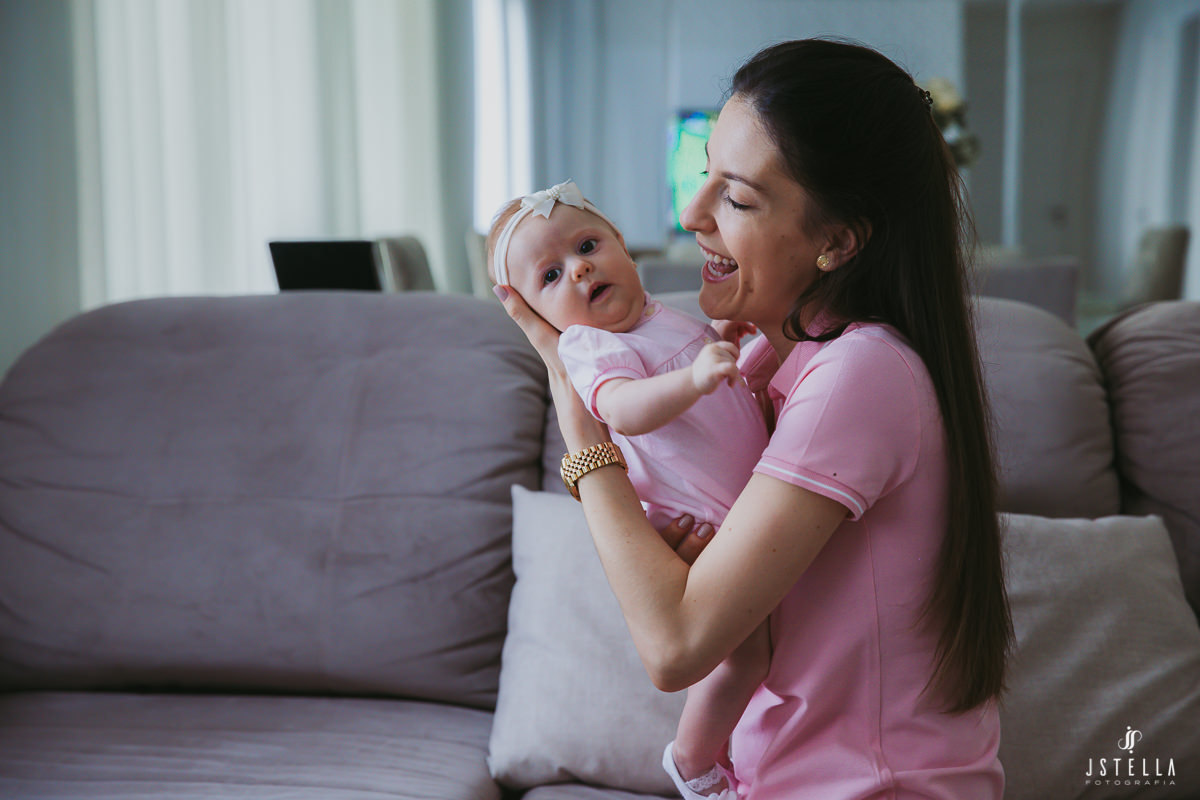 mamãe beijando bebê