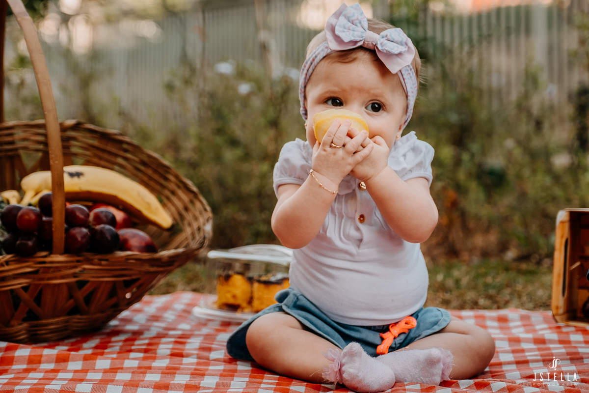 bebê chupando laranja sozinha