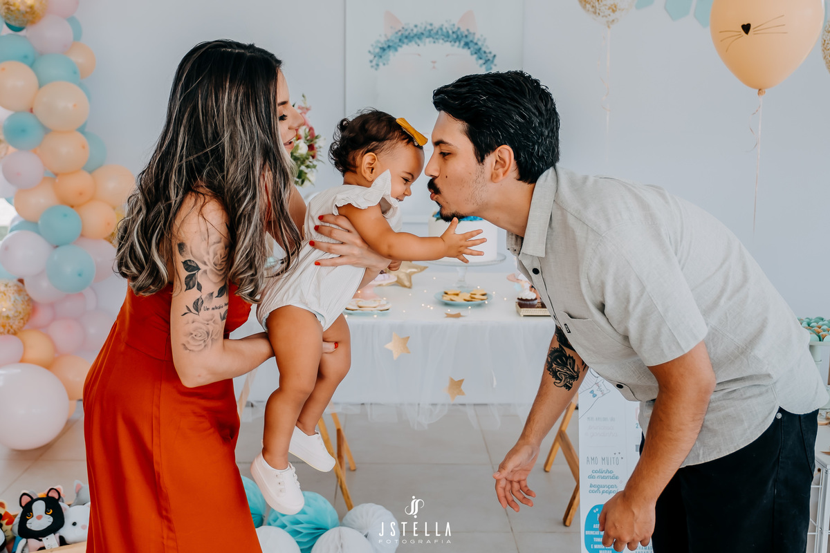 pais brincando com bebê