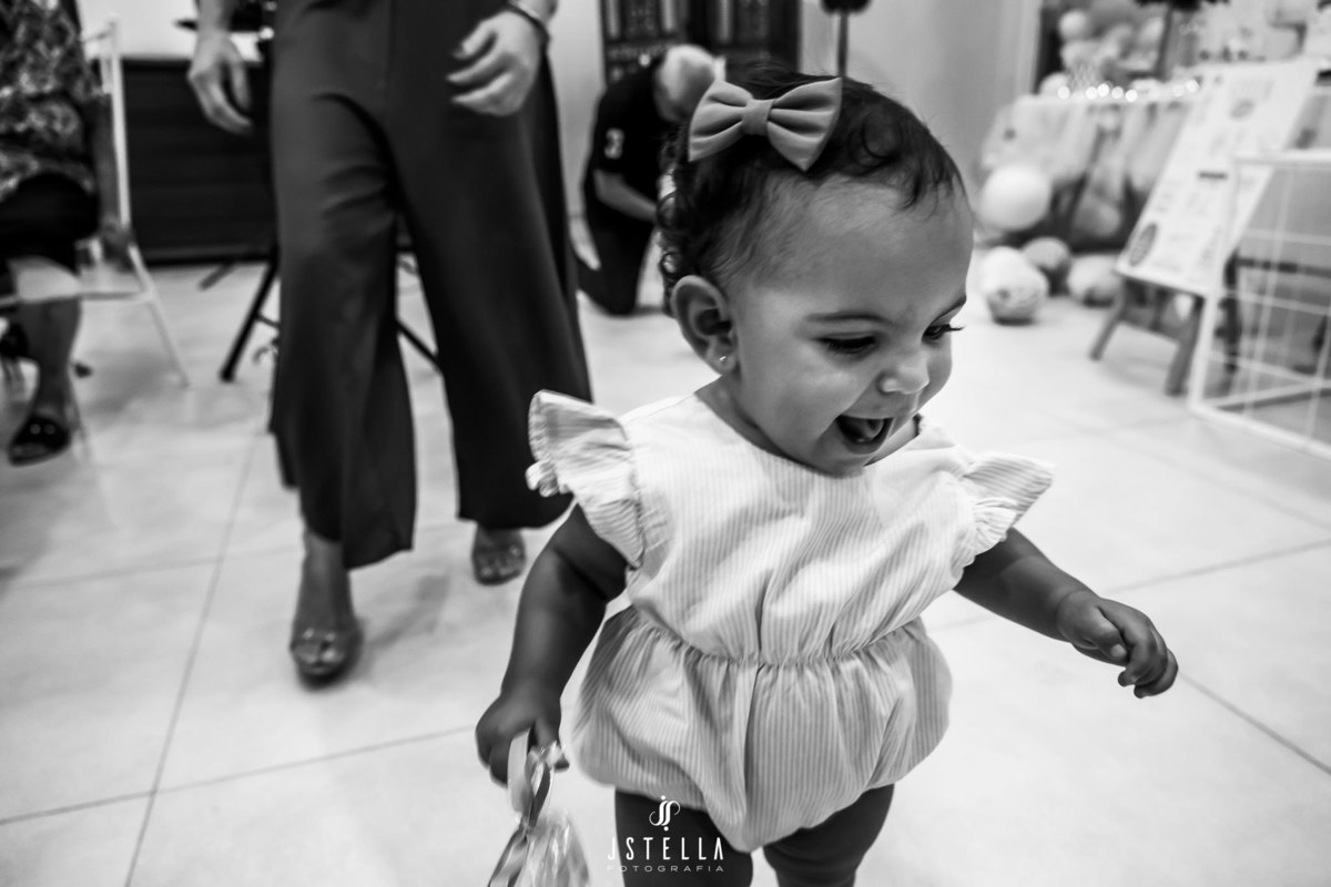 bebê correndo da mãe