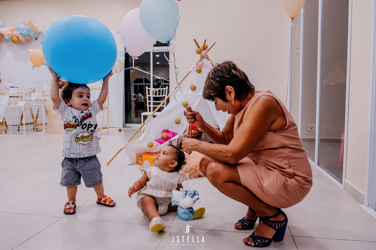 bebês brincando com balões