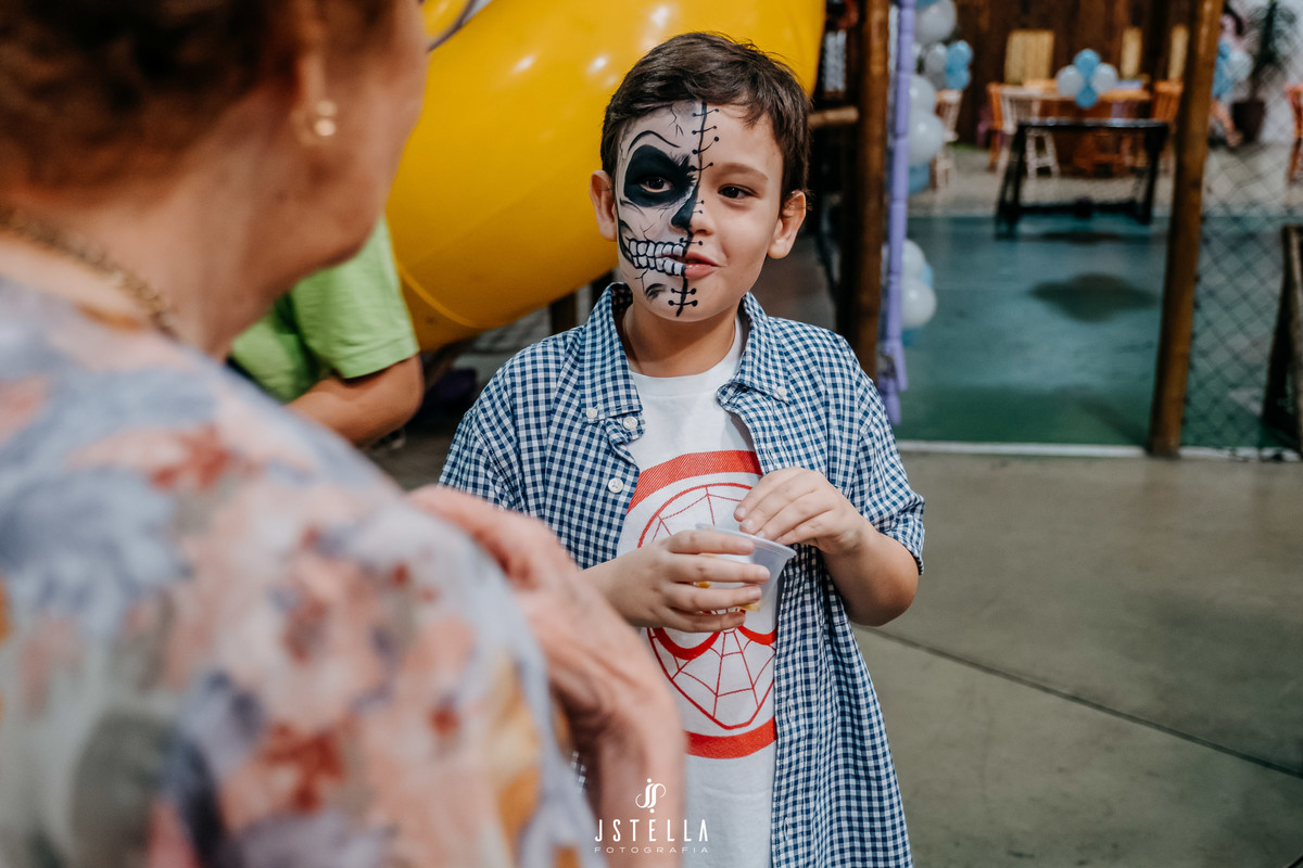 pintura de caveira no rosto