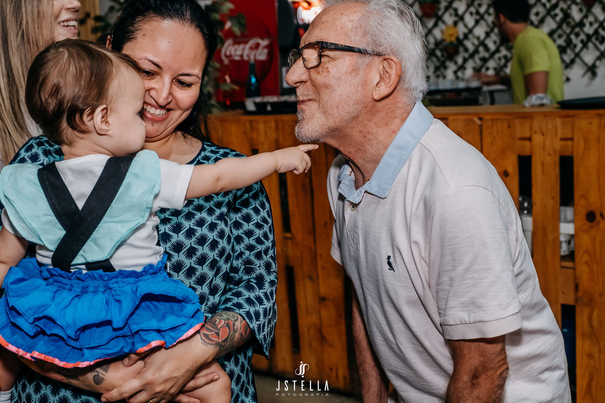 bebê brincando com avô