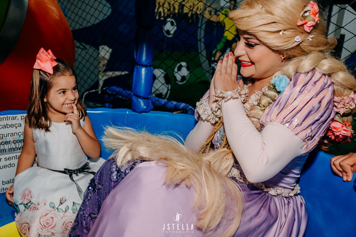 brincando com a princesa rapunzel
